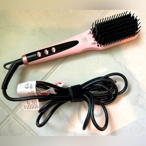 L’ange Le Vite ceramic straightening brush.